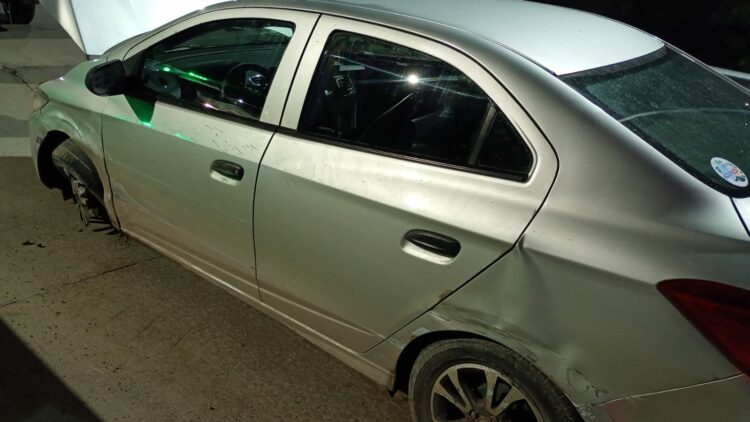 Tres detenidos tras un seguimiento policial que terminó con un auto contra un guardarraíl El operativo contó con el seguimiento de las cámaras del 911 y terminó con tres hombres detenidos y un Chevrolet Prisma secuestrado.