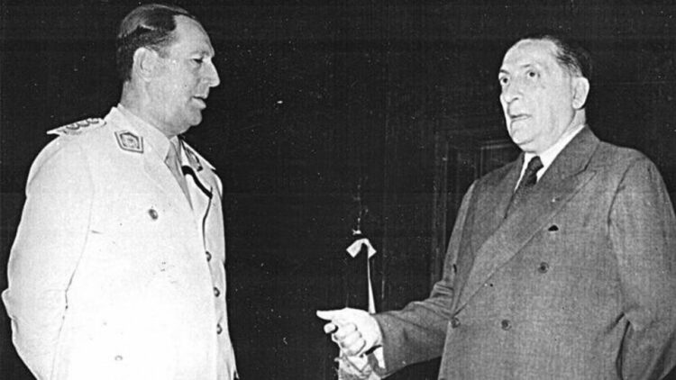 Infobae
infobae  Agregar Infobae en
Google
Alberto Teisaire, el vice de Juan Domingo Perón que apoyó a la Revolución Libertadora: "Él no gobernaba, ordenaba"
Apenas derrocado el gobierno en 1955, aportó un extenso testimonio en contra del peronismo: "El sistema cerraba toda posibilidad de rebeldía, crítica o disentimiento"
Por
Vidal Mario  Seguir
La revista PBT anuncia la reelección de Alberto Teisaire como titular del Senado de la Nación
La revista PBT anuncia la reelección de Alberto Teisaire como titular del Senado de la Nación
22 Sep, 2019 02:48 a. m. AR  "Como tenía que ser, por peronista probado, presidente del Senado, reeligieron a Teisaire".  Infierno en el convento: el desgarrador relato de la monja que estuvo cautiva catorce años y sufrió maltratos y abusos psicológicos
Te puede interesar:
Infierno en el convento: el desgarrador relato de la monja que estuvo cautiva catorce años y sufrió maltratos y abusos psicológicos
Así se refería la revista PBT del 9 de mayo de 1952 a la reelección de Alberto Teisaire como titular del Senado de la Nación.  Este "peronista probado", marino de profesión, era un buen y leal compañero.  Granizo, destrozos y fuertes lluvias en Córdoba: rige una alerta amarilla
Te puede interesar:
Granizo, destrozos y fuertes lluvias en Córdoba: rige una alerta amarilla
El personaje cobró notoriedad cuando, tras el golpe militar de junio de 1943 encarado por el GOU, la dupla Farrell-Perón lo nombró ministro de Marina.  Tres años después fundó la agrupación política Partido Independiente y la puso a las órdenes de Perón para las elecciones presidenciales de febrero de 1946. Gracias al triunfo del coronel él obtuvo una banca en el Senado de la Nación.  “Tengo cámaras y desapareció”: las perturbadoras anécdotas del coleccionista que vive entre juguetes antiguos
Te puede interesar:
“Tengo cámaras y desapareció”: las perturbadoras anécdotas del coleccionista que vive entre juguetes antiguos
En abril de 1954 fue elegido vicepresidente en reemplazo del fallecido Hortensio Quijano. Lo trajo como secretario privado a uno que unos cuantos años después sería particularmente famoso: el periodista Bernardo Neustadt.  En tres oportunidades fue presidente la república (por ausencia de Perón) y simultáneamente presidente del Senado y del Partido Peronista Masculino. En esos tiempos la residencia presidencial estaba en un espléndido parque rodeado por las calles Agüero, Alvear (hoy Libertador) y Austria, en el barrio de La Recoleta.  En una de las ocasiones en que ejerció la presidencia provisional, el 13 de febrero de 1953 firmó un decreto que disponía el traslado de la residencia presidencial para levantar en su lugar un gigantesco –nunca concretado- monumento a Eva Perón.  A lo largo de su carrera de senador presentó diez proyectos de leyes sobre homenajes y otorgamientos de honores a Perón.  Por todo ello, nadie esperaba que hiciera lo que hizo: apenas asilado Perón, reveló públicamente todo cuanto sabía de las miserias de ese gobierno que acababa de caer. "Perón nos obligó a esto", alegó en su declaración.  La cuestión es que hace 64 años un golpe militar terminaba con el gobierno de Perón.  Eduardo Lonardi
Eduardo Lonardi
Entre las voces que en los días posteriores se escucharon figuraban las de Jorge Luis Borges, Victoria Ocampo, Ricardo Balbín, Arturo Frondizi y Cipriano Reyes. Pero la que conmocionó al país fue la declaración del contraalmirante Teisaire.  Nadie esperaba que justamente él pudiera haber sido capaz de semejante actitud.  Su testimonio público duró 12 minutos y, entre muchas otras cosas, reveló:  "La conducta de Perón como gobernante y su deslealtad para los que en él creyeron, su cobarde y vergonzosa deserción frente al adversario que lo hizo abandonar al gobierno y a sus colaboradores, me habilitan para la actitud que asumo.  Estimo que no tengo por qué guardar respeto ni consideraciones para quien no las tuvo con nadie, ni siquiera con el país, de cuyos destinos dispuso a su antojo.  Algunos se preguntarán cómo fue que viendo tanta podredumbre moral e infamia ya no acusase en su momento al responsable directo de ese estado de cosas.  Mi respuesta es que el sistema cerraba toda posibilidad de rebeldía, crítica o disentimiento a quienes no comulgaban incondicionalmente con sus ideas y sus planes.  Todo el que levantara su voz contra Perón era marcado como traidor o vende patria y perseguido en todos los terrenos, conjuntamente con su familia.  Disentir era quedar expuesto a la cárcel y a la persecución, que se extendía a amigos y familiares.  Disentir o rebelarse comprometía la libertad, el honor y los bienes propios y familiares.  Alberto Teisaire
Alberto Teisaire
Discrepar con Perón fuera del peronismo era peligroso y disentir con él dentro del partido o del gobierno era exponerse a todos los peligros imaginables.  Por eso muchos de los hombres que ocuparon posiciones prominentes en el régimen y después fueron arrojados por la borda sin explicaciones guardaron prudente y cauteloso silencio acerca de lo que les había sucedido.  Yo también podría haberme ausentado del país o asilarme en alguna embajada extranjera.  Me quedé para no seguir el desgraciado ejemplo de Perón, quien después de utilizarnos, engañarnos y entregarnos se fugó en un barco de guerra extranjero. Lo suyo fue una traición a sus partidarios, a sus compatriotas y al país.  Perón, que hizo derramar sangre de obreros, de soldados y de ciudadanos terminó huyendo en el momento más crítico y cuando todavía las cosas no estaban decididas.  Mientras los trabajadores daban "la vida por Perón" él tuvo miedo de dar su vida por los obreros, y huyó.  Abandonó al partido peronista que siempre le acompañó con lealtad y sacrificio. No fue leal ni se sacrificó por su partido, y también abandonó a las mujeres partidarias, que tanto creían en él aunque él nunca creyó en ellas.  Se asiló bajo bandera extranjera, hecho único en la historia nacional. Los dos únicos presidentes constitucionales derrocados por una revolución (Yrigoyen y Castillo) afrontaron la situación con entereza, asumiendo la responsabilidad de su magistratura frente a quienes encabezaron aquellas sediciones.  Sin embargo, Perón, que tantas manifestaciones de hombría, de coraje y de valor había hecho, tuvo miedo y huyó.  Bonito ejemplo nos dejó el "conductor", el "líder", el "libertador" que nosotros idealizamos y ensalzamos con un candor y buena fe realmente increíbles.  Digo todo esto con la esperanza de que no vuelva a haber en el futuro, en un pueblo sano y bien intencionado como el nuestro, ídolos tan falsos como Perón.  Frente a su deserción considero que hablar es para mí un deber inexcusable. Con esto no eludo ninguna responsabilidad ni busco atenuar las que me alcancen, pero tampoco eludiré manifestar la verdad, aunque esta verdad sea dura y amarga.  Imagen ICB5DBPEFRGOLIEQUANTTRNQ5A
Para someter al pueblo, a las instituciones y a los hombres Perón creó un sistema calcado de los regímenes totalitarios, organizando un aparato de represión de alcances inauditos.  Fingiendo ideales democráticos construyó un sistema de dominación que no tiene antecedentes.  No compartió el poder con nadie, de modo que las responsabilidades de su gobierno son pura y exclusivamente suyas y de los que se prestaron por sumisión, ignorancia o complicidad, a fraudes o dolos administrativos de toda clase.  Nadie puede llamarse a equívocos, hay un solo responsable de todo: Perón. Uno sólo inspiraba y ordenaba: Perón. No consentía ni admitía a nadie que lo aconsejase o ayudase. Por lo tanto, a nadie puede culparse del desastre sino a él.  Mucha gente humilde y de buena fe creyó en su lealtad al pueblo, en su sinceridad, en su honradez. Es a esa gente que me dirijo para advertirles del error en que vivían, de la mentira en que creyeron y de la estafa de que han sido víctimas.  Muchos recién se dieron cuenta del engaño cuando se fugó del país cuando todavía estábamos en medio de la batalla defendiéndolo.  En cuanto a la crisis con la Iglesia, nació del despecho que le produjeron los éxitos de público en los actos estudiantiles de Córdoba frente al fracaso de los mitines de la UES, institución creada por él como instrumento político. Perón fabricó la conocida leyenda de la intromisión clerical en la política, y para ello inventó hechos imaginarios y pruebas que a la postre resultaron ser falsas.  Engañados, hicimos un acto en el Luna Park donde algunos oradores creyendo en su palabra y en sus afirmaciones censuramos la intromisión de la Iglesia en la política. Después supimos que todo había sido un fraude preparado por Perón.  Seguidamente intentó arrancar de las dos Cámaras una ley de expropiación de la Catedral, para lo cual le hizo presentar un proyecto al ministro Méndez San Martín.  Juan Domingo Perón junto a Alberto Teisaire
Juan Domingo Perón junto a Alberto Teisaire.