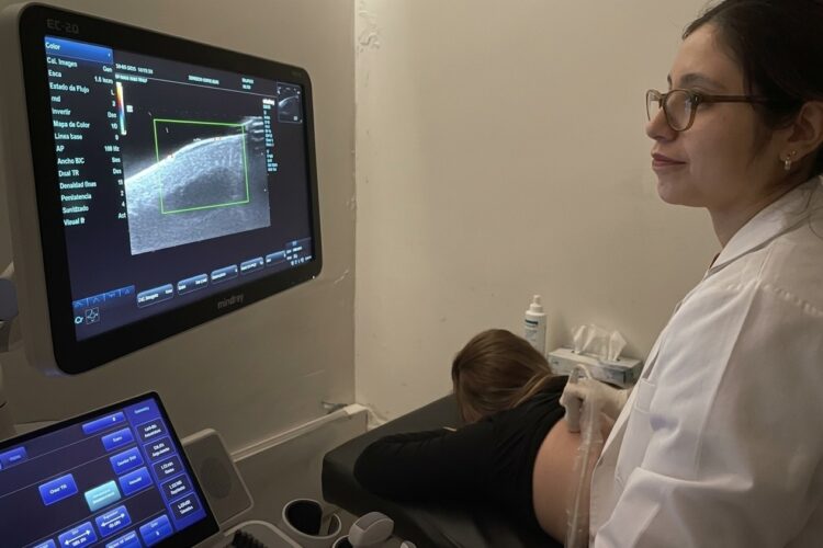 El Hospital San Roque incorporó un transductor de alta frecuencia único en el sistema público del país para mejorar el diagnóstico y seguimiento de enfermedades dermatológicas.