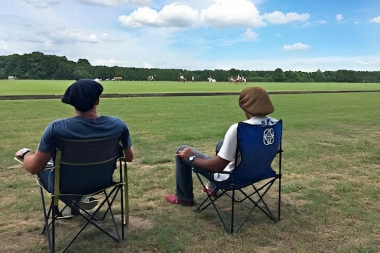Isidro Agüero y Matías Fiol trabajan en Francia durante la temporada europea de polo, donde se encargan del cuidado, entrenamiento y preparación de los caballos argentinos.
