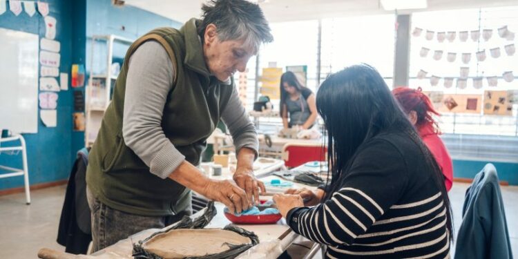 El taller ofrece formación gratuita en cerámica, materiales y horno propio para que vecinas de distintas edades puedan crear sus propias piezas.
