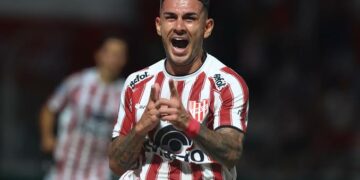 Con goles de Cerato y Alarcón, Instituto vence 2 a 0 a Talleres, que juega con diez