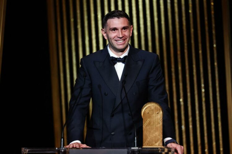 Emiliano “Dibu” Martínez volvió a ser nominado al Premio Yashin, que distingue al mejor arquero del mundo. El argentino ya conquistó el galardón en 2023 y 2024.