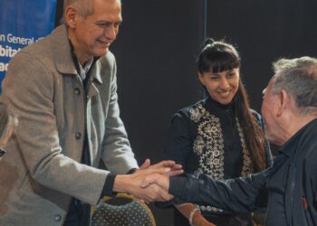 Después de décadas de espera, familias de Villa El Libertador y Comercial comienzan a recibir sus escrituras Después de décadas de espera, familias de Villa El Libertador y Comercial comienzan a recibir sus escrituras