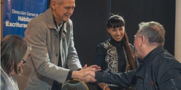 Después de décadas de espera, familias de Villa El Libertador y Comercial comienzan a recibir sus escrituras Después de décadas de espera, familias de Villa El Libertador y Comercial comienzan a recibir sus escrituras