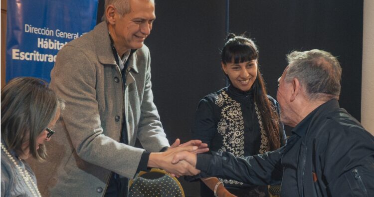 Después de décadas de espera, familias de Villa El Libertador y Comercial comienzan a recibir sus escrituras 17 familias de Villa El Libertador y Comercial comenzaron a acceder a las escrituras de sus viviendas tras décadas de espera y un extenso proceso judicial.