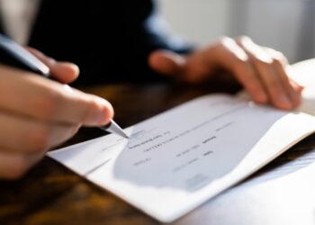 La Justicia de Córdoba ordenó abonar un pagaré a una persona ciega que negó haberlo firmado