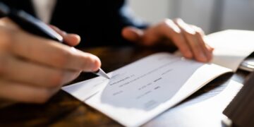 La Justicia de Córdoba ordenó pagar un pagaré a una persona ciega que negó haberlo firmado
