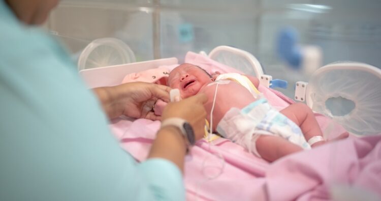 Indemnizan a tres mujeres por el intercambio de bebés ocurrido en un hospital de Córdoba La Justicia de Córdoba condenó al Estado provincial a indemnizar a tres mujeres por el intercambio de dos bebés ocurrido en una maternidad en 1977. El caso fue descubierto 46 años después mediante pruebas de ADN.