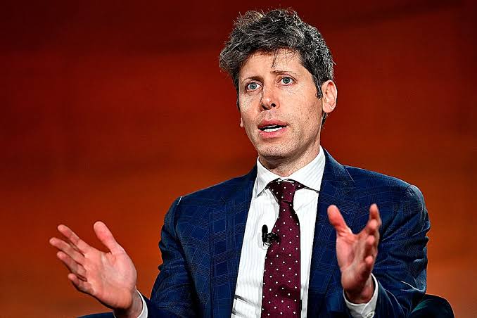 El CEO de OpenAI advierte que la humanidad podría perder el control del futuro ante el avance de la IA Sam Altman, CEO de OpenAI, advirtió sobre los peligros de perder el control sobre la inteligencia artificial y respaldó una regulación más estricta para el sector.