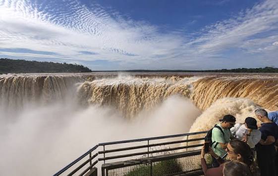 Cierran por 40 días la Garganta del Diablo ante el riesgo de crecidas La Garganta del Diablo permanecerá cerrada al público por al menos 40 días ante el riesgo de crecidas del río Iguazú.