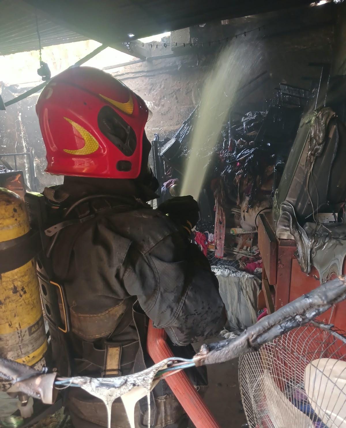 Rescate entre las llamas: salvaron a un perro durante un incendio Rescate entre las llamas: salvaron a un perro durante un incendio