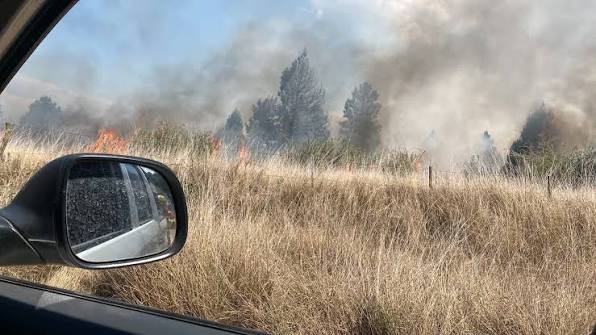 Bomberos combaten un incendio en la zona de Salsacate El foco en Villa Berna fue controlado en la tarde del domingo (foto Facebook).