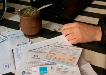 Octubre llega con aumentos en alquileres, transporte, combustibles y prepagas