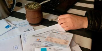 Octubre llega con aumentos en alquileres, transporte, combustibles y prepagas