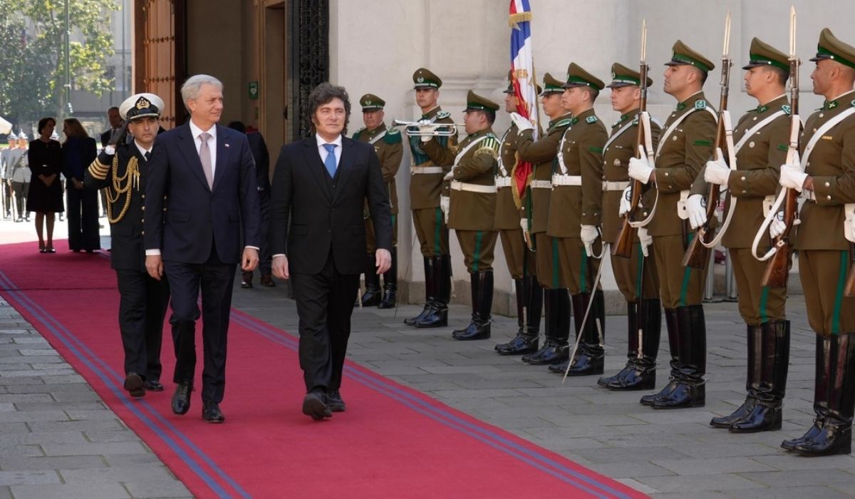 Milei en Chile: elogios a Pinochet y dardos contra el gobierno español El presidente Javier Milei se reunió este mediodía con su par de la República de Chile, José Antonio Kast, en el Palacio de La Moneda.