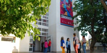 La Facultad de Ciencias de la Comunicación convoca a pintar un mural por la universidad pública Facultad de Ciencias de la Comunicación.