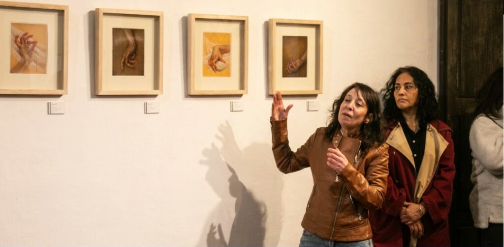 Entre pinturas que observan lo humano desde lo mínimo