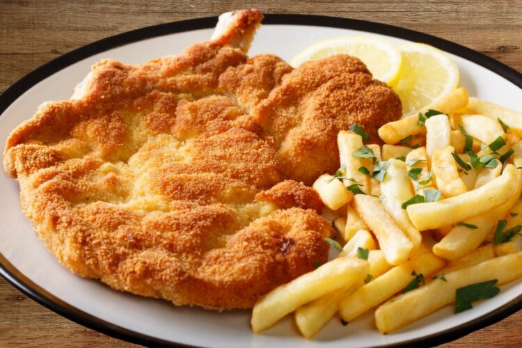 La milanesa es uno de los platos más populares de Argentina.