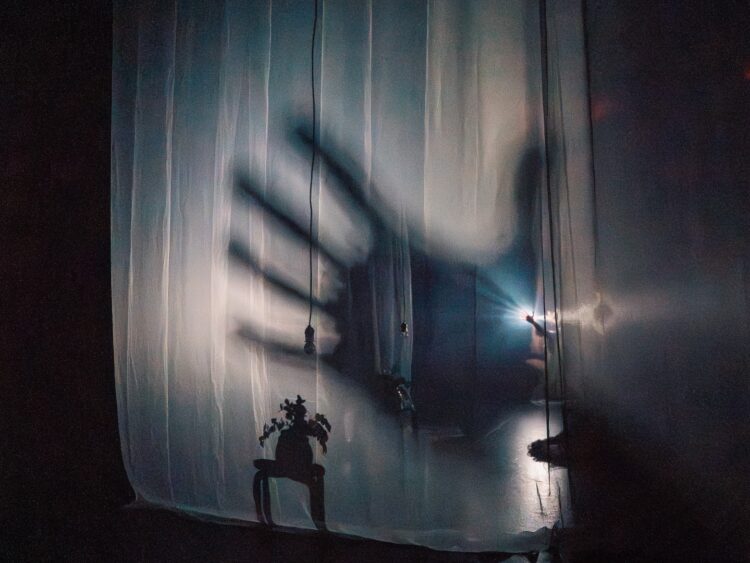 Deseo, memoria y fe en los últimos actos de septiembre “Las canciones que no sonarán para nosotros”, trabajo final de la Licenciatura en Teatro, construye un paisaje onírico donde memoria, música y silencio se encuentran en escena. Foto: redes.