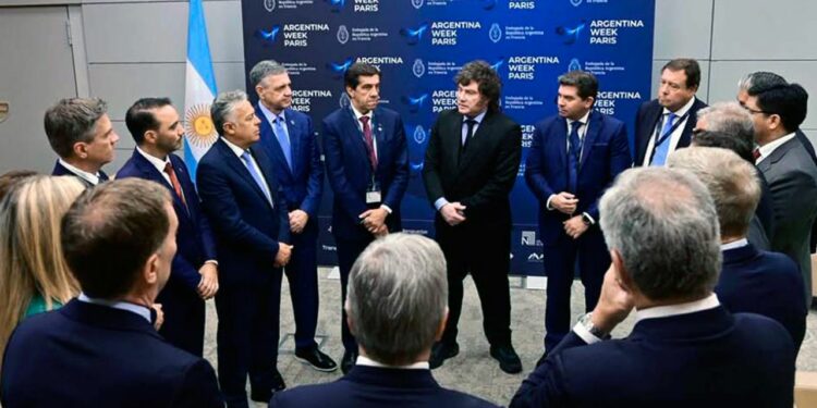 El presidente Milei con 13 gobernadores en la gira parisina por el "Argentina Week".