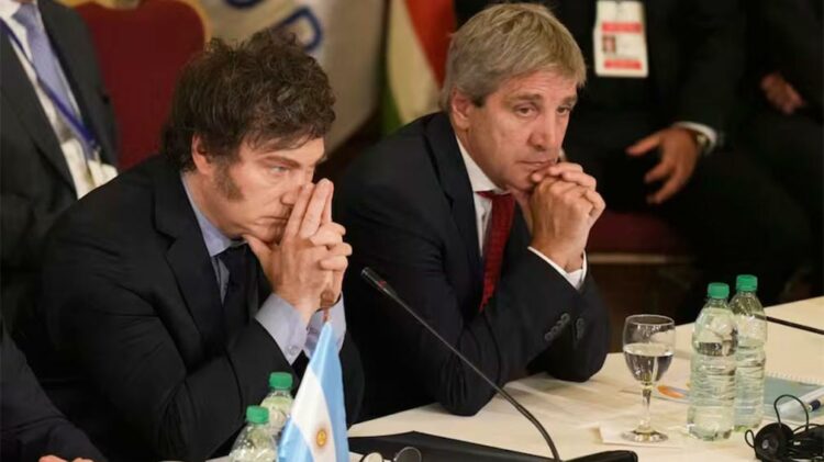 Kicillof denunciará a Milei y Caputo por fondos destinados a prevenir inundaciones Axel Kicillof anunció una denuncia penal contra Javier Milei y Luis Caputo por la presunta falta de ejecución de fondos destinados a prevenir inundaciones. La Provincia asegura que hay casi $340.000 millones sin aplicar a obras hidráulicas.