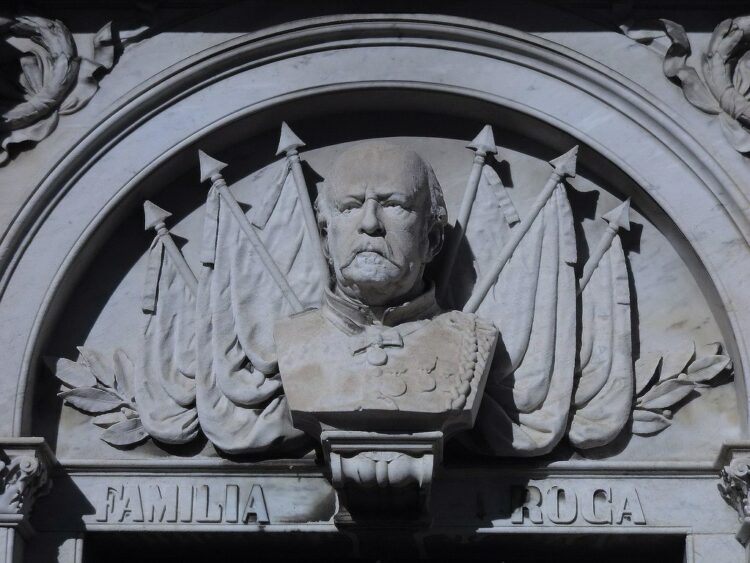 Julio Argentino Roca y la historia que elegimos creer Foto de archivo de la tumba del Gral. Roca - Cementerio de la Recoleta - Buenos Aires.