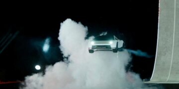 El Tesla Roadster aterrizando durante su presentación.