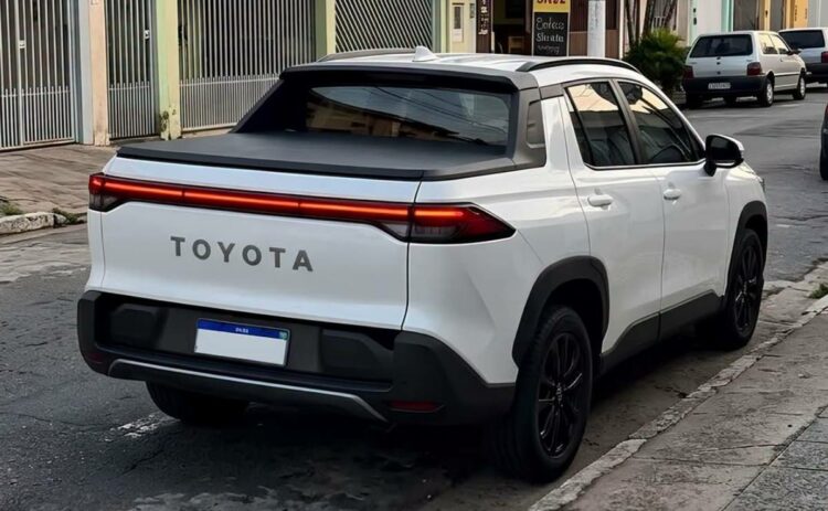 La nueva pick up urbana de Toyota, con base en la Corolla Cross, llegaría en 2027