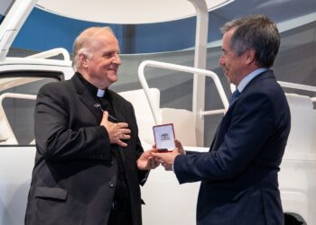 Entregaron los dos papamóviles que usará León XIV en su visita a la Argentina