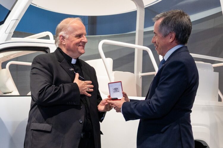 Monseñor Michael Wallace Banach, en representación de la Santa Sede, recibe las llaves de los vehículos adaptados.