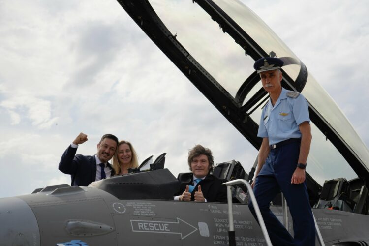 El Gobierno dispuso una compra militar bajo secreto en medio de la tensión por Malvinas El Gobierno nacional autorizó una nueva compra de equipamiento para las Fuerzas Armadas bajo secreto militar, en el marco del plan de modernización de la defensa y en medio de las tensiones diplomáticas con el Reino Unido por las Islas Malvinas.