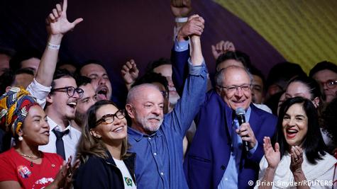Lula recibió felicitaciones de líderes de todo el mundo tras su victoria electoral en Brasil Líderes de América Latina, Europa y Asia felicitaron a Luiz Inácio Lula da Silva por su victoria electoral en Brasil y expresaron su voluntad de fortalecer la cooperación internacional y los vínculos bilaterales.