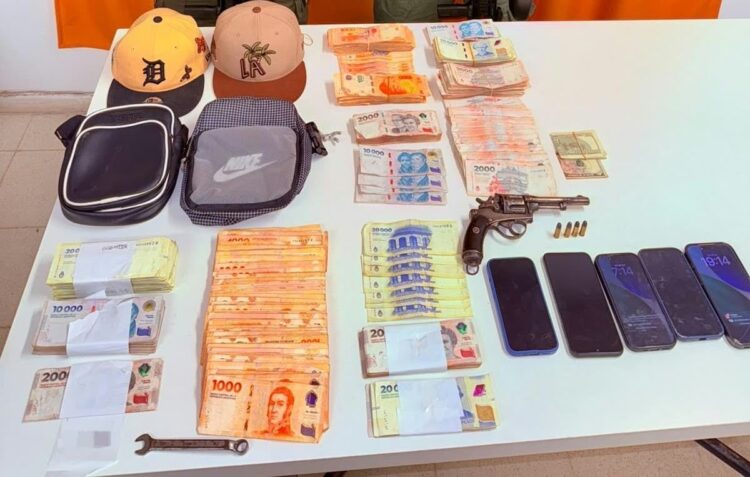 Secuestran $9 millones y dólares falsos en allanamientos en Villa María Secuestran $9 millones y dólares falsos en allanamientos en Villa María