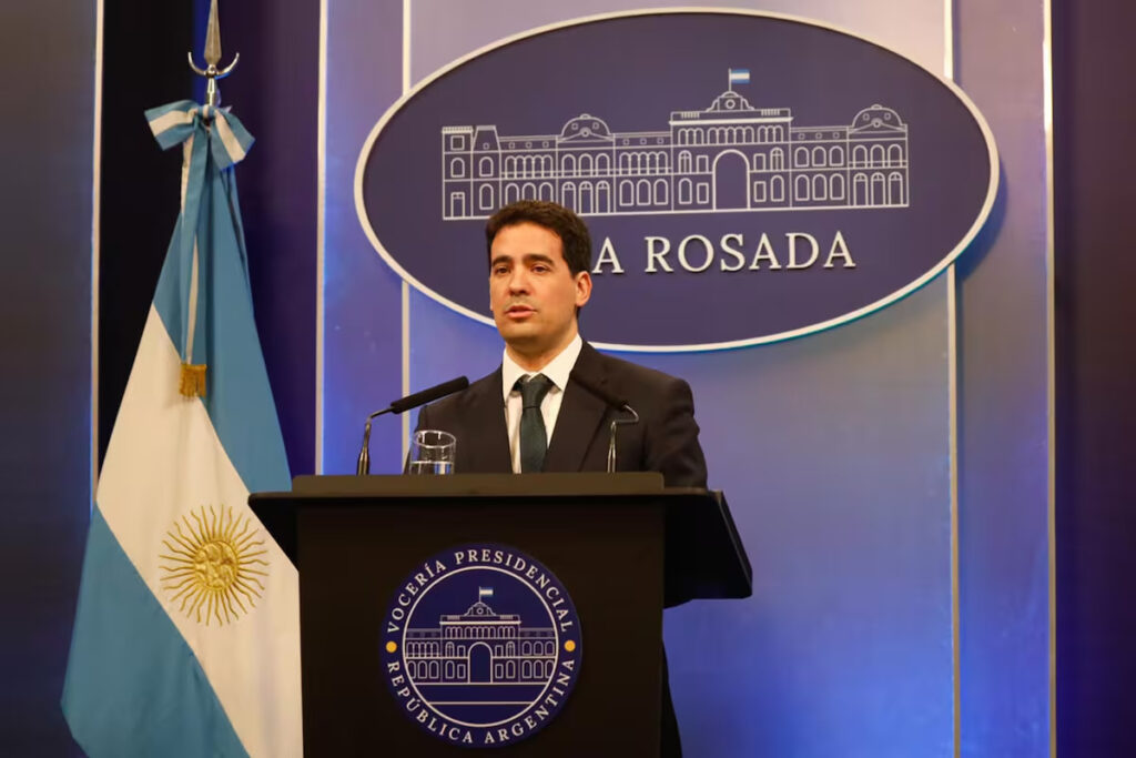 El riesgo país se disparó a 675 puntos y el Gobierno lo atribuyó a la "incertidumbre global"