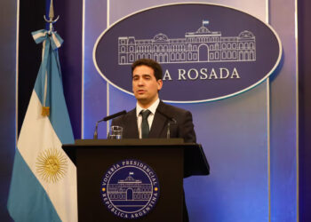 El riesgo país se disparó a 675 puntos y el Gobierno lo atribuyó a la «incertidumbre global»