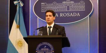 El riesgo país se disparó a 675 puntos y el Gobierno lo atribuyó a la "incertidumbre global" El riesgo país se disparó a 675 puntos y el Gobierno lo atribuyó a la «incertidumbre global»