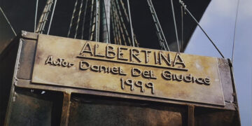 La escultura "Albertina" está exhibida en el centro de la ciudad.