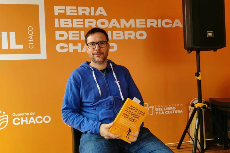 Algoritmos y democracia: Agost Carreño analiza cómo influyen en nuestras decisiones Oscar Agost Carreño, legislador, abogado y exdiputado nacional, presentó en su libro ¿Quién está pensando por vos? una reflexión sobre el impacto de las redes sociales y la inteligencia artificial en la autonomía ciudadana y la democracia.