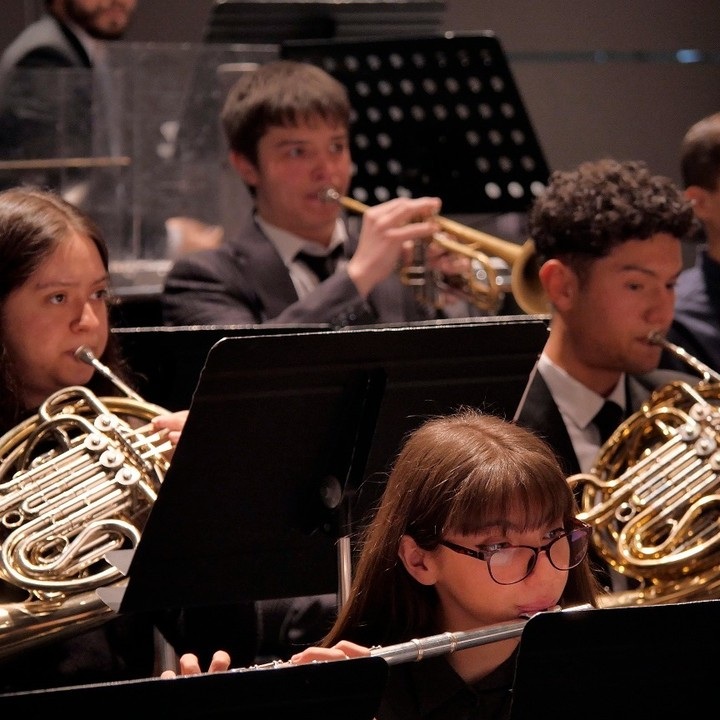 La Orquesta-Escuela Mediterránea debuta como artista principal en el ciclo de abono Integrantes de la Orquesta Escuela Mediterránea durante una de sus presentaciones. Foto: Redes.