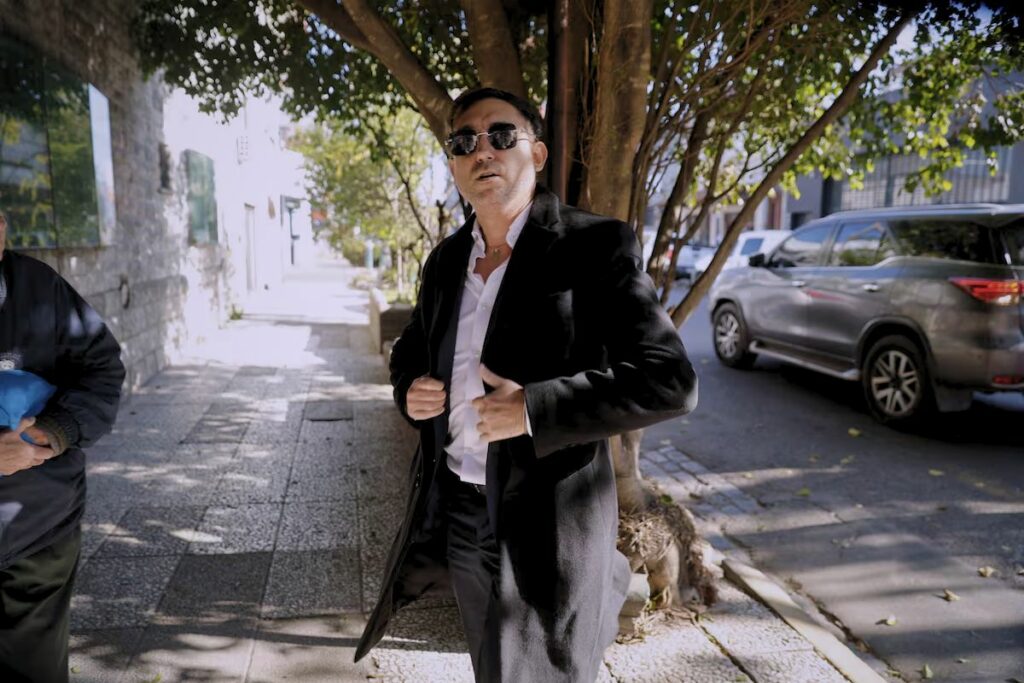Ariel Vallejos de Sur Finanzas llega al juzgado de Lomas de Zamora. Foto Ricardo Pristupluk