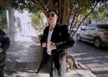 Ariel Vallejos de Sur Finanzas llega al juzgado de Lomas de Zamora. Foto Ricardo Pristupluk