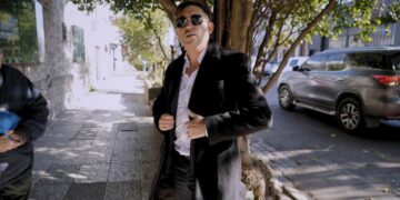 Detuvieron a Ariel Vallejo, dueño de Sur Finanzas, por lavado de dinero Ariel Vallejos de Sur Finanzas llega al juzgado de Lomas de Zamora. Foto Ricardo Pristupluk