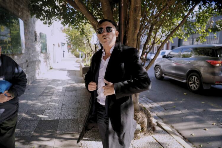 Detuvieron a Ariel Vallejo, dueño de Sur Finanzas, por lavado de dinero Ariel Vallejos de Sur Finanzas llega al juzgado de Lomas de Zamora. Foto Ricardo Pristupluk