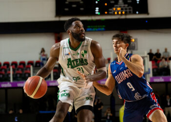 Atenas peleó hasta el final, pero cayó en su estreno frente a Quimsa
