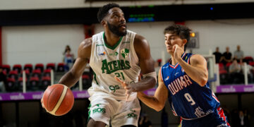 Atenas peleó hasta el final, pero cayó en su estreno frente a Quimsa