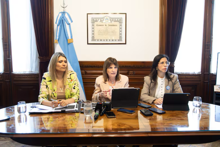 Las senadoras libertarias que acordaron la reforma brindaron una conferencia.