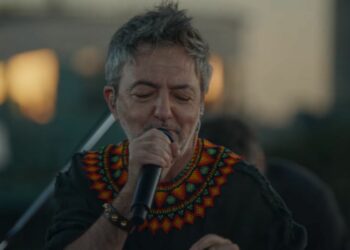 Adrián Dárgelos en el videoclip de MIAU, nuevo corte de difusión de su reciente disco "CUERPOS VOL.1".