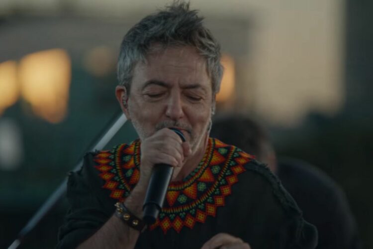 Adrián Dárgelos en el videoclip de MIAU, nuevo corte de difusión de su reciente disco "CUERPOS VOL.1".