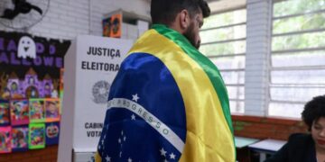 Brasil extendió la votación hasta las 19 por problemas de transporte y lluvias